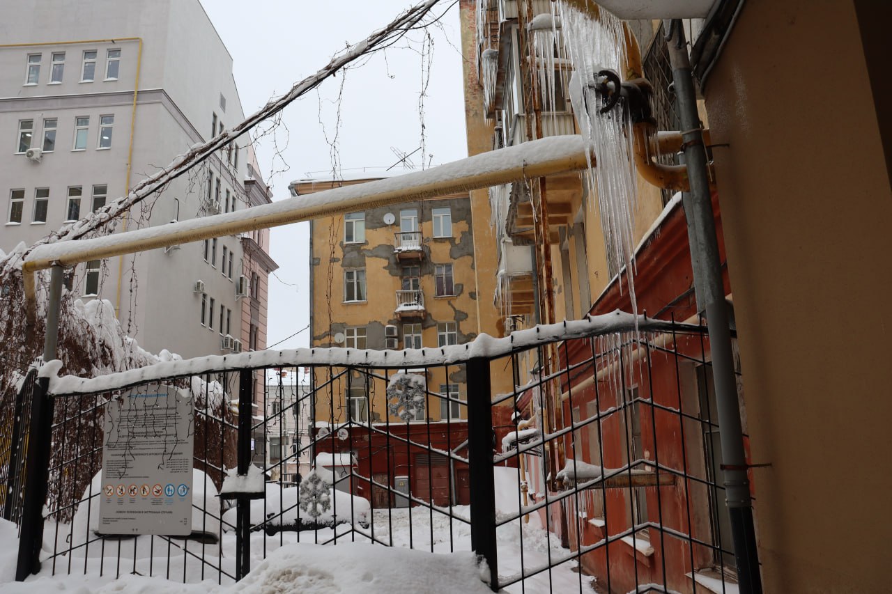 В саратовской прокуратуре напомнили УК и ТСЖ о штрафах за сосульки и лед на крышах